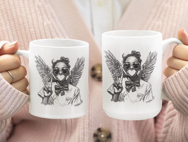 Puede incluir: Dos tazas de cer&aacute;mica blanca con una ilustraci&oacute;n en blanco y negro de una persona con alas de &aacute;ngel, gafas de sol en forma de coraz&oacute;n y un signo de la paz. La persona tiene un coraz&oacute;n sobre la boca y una pajarita.