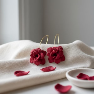 Pendientes florales de arcilla polimérica: amapola de terciopelo hecha a mano, ligeros y llamativos.