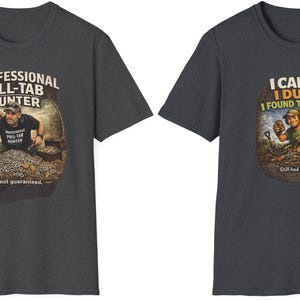 Puede incluir: Dos camisetas de color gris oscuro. Una presenta un gráfico de una persona detectando metales con el texto "PROFESSIONAL PULL-TAB HUNTER" y "Coins not guaranteed." La otra dice "I CAME. I DUG. I FOUND TRASH." y "Still had fun."