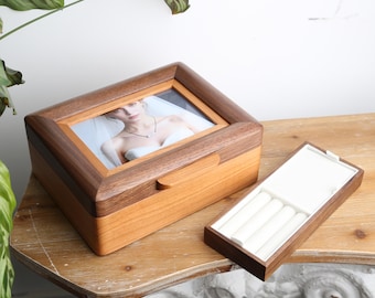 Gepersonaliseerde notenhouten sieradendoos met aangepaste fotolijst, gegraveerde houten sieradenopberger, aandenken voor haar, jubileumcadeau