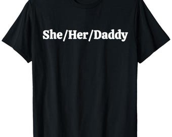 Camiseta divertida con pronombres "Ella" y "Su Papá"