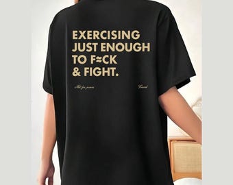 Training gerade genug, um zu kämpfen Shirt Lustiges Gym T-Shirt sarkastisches Workout Humor Grafik Shirt