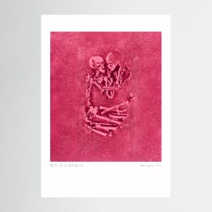 Könnte beinhalten: Ein rosa Druck mit einem sich umarmenden Skelettpaar. Das Kunstwerk, vor einem strukturierten Hintergrund, zeigt die Figuren in einer zärtlichen Umarmung. Der Satz "My love for you will never die" ist unten aufgedruckt.