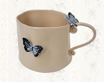 Tazza in ceramica dipinta a mano – farfalle blu – pezzo unico
