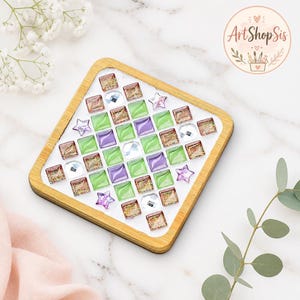 Pu&ograve; includere: Un sottobicchiere quadrato con cornice in legno chiaro caratterizzato da un motivo a mosaico di piccole tessere quadrate nei toni del verde, viola e oro glitterato, intervallate da diverse piccole tessere a forma di stella viola su fondo bianco.