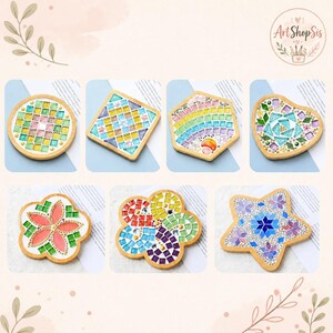Pu&ograve; includere: Una collezione di sette sottobicchieri in legno con disegni a mosaico colorati in varie forme, tra cui cerchi, quadrati, esagoni, cuori, fiori e stelle. Ogni sottobicchiere &egrave; incorniciato in legno chiaro e decorato con piccole tessere di vetro.