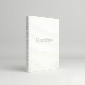 Könnte beinhalten: Ein weißes Buch-Mockup mit dem Text "Mockette" und "Premium Mockup Store" auf dem Einband. Auf dem Buchrücken steht "Premium Mockup Store". Das Buch steht aufrecht auf einer weißen Oberfläche.