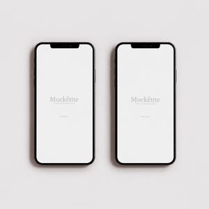 Può includere: Due smartphone neri con bordi sottili e una tacca nella parte superiore dello schermo. Gli schermi sono bianchi e presentano il testo grigio Mockettte Premium Mockup Store. I dispositivi sono posizionati fianco a fianco su sfondo chiaro.
