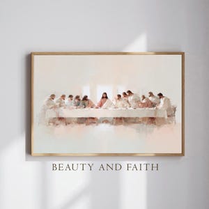 Puede incluir: Una impresión de arte mural rectangular que presenta una representación al estilo acuarela suave de la Última Cena. La escena muestra a trece figuras sentadas en una mesa larga con un mantel blanco. Debajo, el texto BEAUTY AND FAITH está impreso en oro.