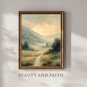 Può includere: Un dipinto di paesaggio incorniciato che mostra un sentiero tortuoso attraverso un prato che conduce verso colline sotto un cielo dai toni dorati. L'opera è racchiusa in una cornice color bronzo. Il testo BEAUTY AND FAITH è stampato sotto.
