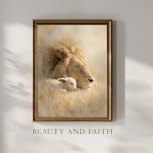 Op de afbeelding: Een ingelijst kunstwerk met een leeuw en een lam in een serene, sepia-getinte landschap. De kop van de leeuw rust zachtjes naast het lam, wat een gevoel van vrede geeft. De tekst "BEAUTY AND FAITH" staat onderaan het frame.