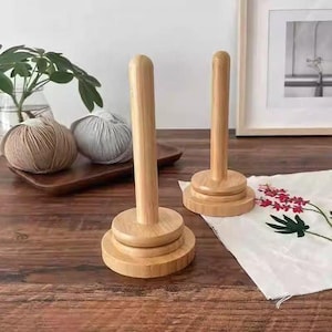 Bamboe en houten garenstandaard met garenspoel