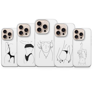 Puede incluir: Una colección de cinco fundas blancas para teléfono, cada una con una ilustración de línea negra única de una figura humana en varias poses. Las fundas tienen protectores de lente de cámara transparentes.