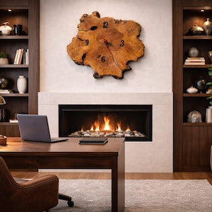 Könnte beinhalten: Ein Heimbüro mit einem Holzschreibtisch, einem Ledersessel und einem Laptop. Eine große, einzigartige Holzuhr hängt über einem Kamin mit einem glühenden Feuer. Bücherregale flankieren den Kamin, und eine Topfpflanze steht in der Nähe.