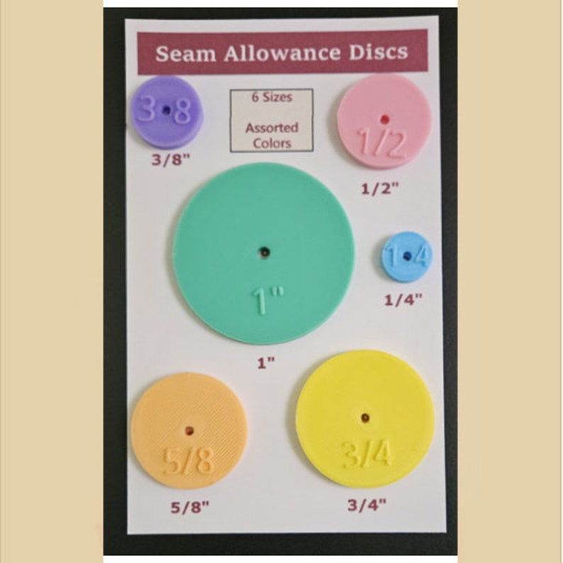 Peut inclure: Six disques en plastique de couleurs assorties avec des mesures de marge de couture&nbsp;: 3/8&nbsp;pouce, 1/2&nbsp;pouce, 1/4&nbsp;pouce, 1&nbsp;pouce, 5/8&nbsp;pouce et 3/4&nbsp;pouce.