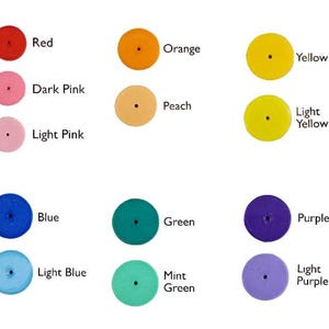 Op de afbeelding: Een verzameling ronde knopen gerangschikt in drie kolommen, elk met een centraal gat. De kleuren zijn rood, donkerroze, lichtroze, oranje, perzik, geel, lichtgeel, blauw, lichtblauw, groen, mintgroen, paars en lichtpaars.