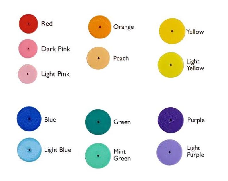 Op de afbeelding: Een verzameling ronde knopen gerangschikt in drie kolommen, elk met een centraal gat. De kleuren zijn rood, donkerroze, lichtroze, oranje, perzik, geel, lichtgeel, blauw, lichtblauw, groen, mintgroen, paars en lichtpaars.