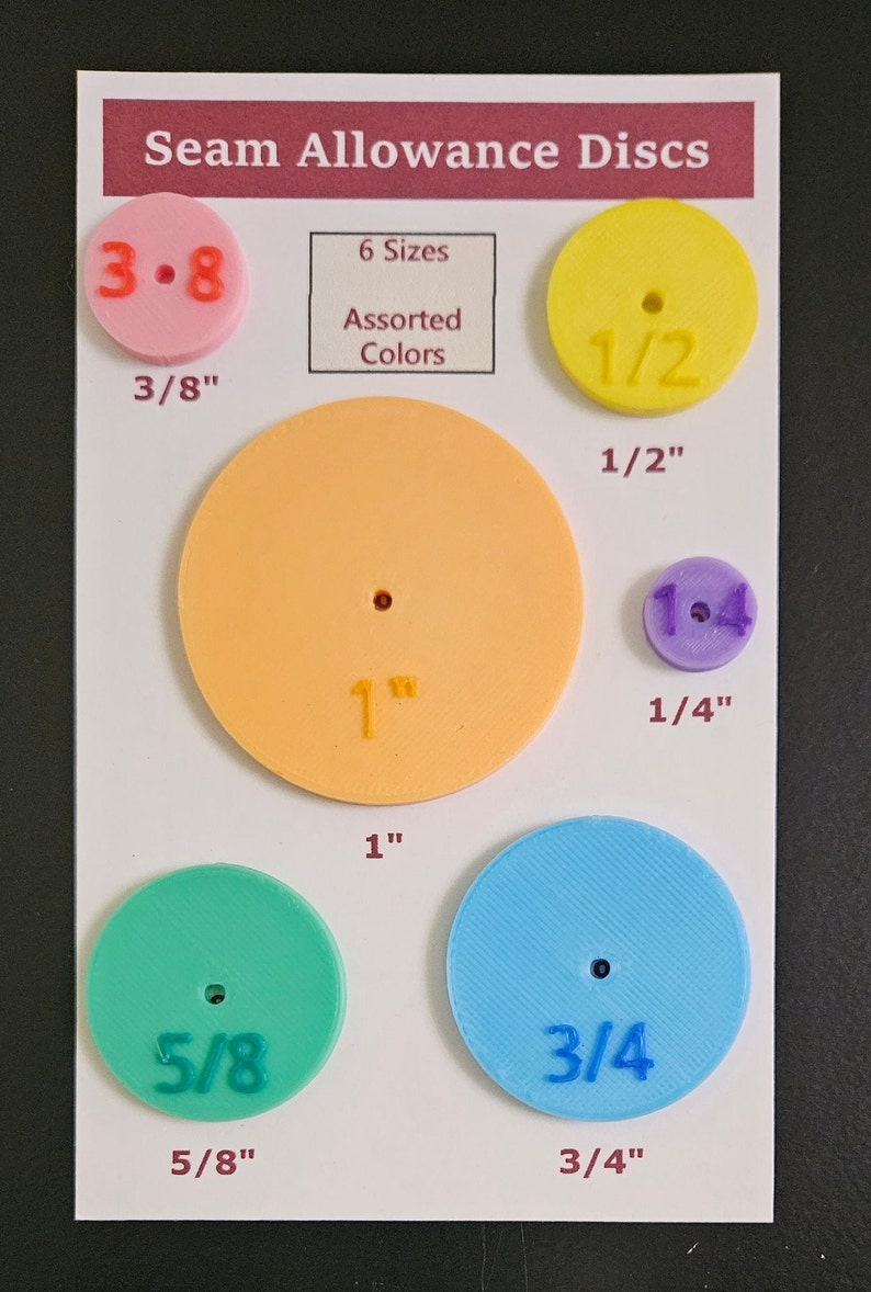 Peut inclure: Six disques en plastique de couleurs diff&eacute;rentes avec des marges de couture diff&eacute;rentes, notamment 3/8 pouce, 1/2 pouce, 1/4 pouce, 1 pouce, 5/8 pouce et 3/4 pouce. Les disques sont &eacute;tiquet&eacute;s avec leurs marges de couture respectives.