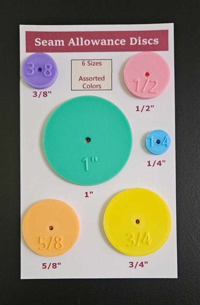 Peut inclure: Six disques en plastique de couleurs diff&eacute;rentes avec des marges de couture diff&eacute;rentes, allant de 3/8 pouce &agrave; 1 pouce. Les disques sont &eacute;tiquet&eacute;s avec leurs tailles respectives en pouces.