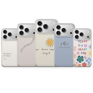 Pode incluir: Cinco capas de telemóvel com vários designs e citações. As capas têm uma borda transparente e um fundo branco ou pastel. As citações incluem "See good in all things", "You can and you will" e "Today is a great day".
