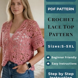 Puede incluir: Una mujer con un top de encaje de ganchillo rosa con mangas cortas y cuello en V. La imagen incluye texto que dice "CROCHET LACE TOP PATTERN" y "Tallas: S-5XL". El patrón es apto para principiantes.