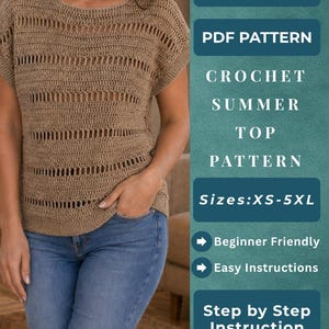 Può includere: Una donna indossa un top estivo all'uncinetto color beige con scollo tondo e maniche corte. Il top presenta strisce traforate orizzontali. L'immagine include il testo "Modello PDF" e "Taglie: XS-5XL".