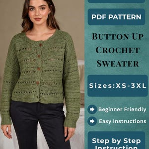 Può includere: Una donna indossa un cardigan all'uncinetto verde con bottoni. Il maglione ha un design strutturato ed è abbinato a pantaloni scuri. Il testo a destra recita "INSTAND DOWNLOAD", "PDF PATTERN", "BUTTON UP CROCHET SWEATER", "Taglie: XS-3XL", "Principiante", "Istruzioni facili" e "Istruzioni passo passo".