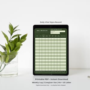 Op de afbeelding: Een digitale tablet met een "Daily Vital Signs Record" formulier. Het formulier is groen en wit, met velden voor patiëntgegevens en vitale functies. De tekst onderaan luidt "Printable PDF • Instant Download". Links staat een glazen vaas met groene bladeren.