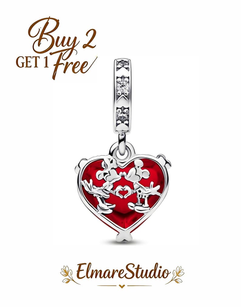 Puede incluir: Un charm de plata con un colgante rojo en forma de coraz&oacute;n con Mickey y Minnie Mouse. El charm tiene una fianza decorativa y el texto "Buy 2 Get 1 Free". El logotipo "ElmareStudio" est&aacute; en la parte inferior.