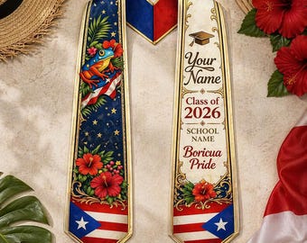 Könnte beinhalten: Abschluss-Schärpe mit puerto-ricanischem Flaggen-Design, mit einem Frosch, Hibiskusblüten und dem Text "Your Name, Class of 2026, Boricua Pride". Die Schärpe hat einen goldenen Rand und ein blaues, rotes und weißes Farbschema.