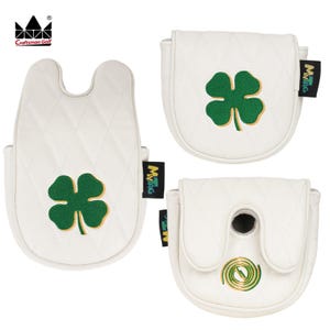 K&ouml;nnte beinhalten: Wei&szlig;e Golfschl&auml;gerhauben mit Rautenmuster und gr&uuml;ner Kleeblattstickerei. Jede Haube hat ein schwarzes Etikett mit wei&szlig;em Text. Das Craftsman Golf-Logo befindet sich in der oberen linken Ecke.