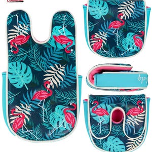 K&ouml;nnte beinhalten: Golfschl&auml;gerhauben mit tropischem Flamingo-Design. Die Bez&uuml;ge haben einen marineblauen Hintergrund mit rosa Flamingos und verschiedenen gr&uuml;nen und wei&szlig;en Bl&auml;ttern. Die Kanten sind hellblau mit wei&szlig;en N&auml;hten eingefasst.