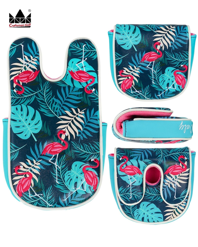 K&ouml;nnte beinhalten: Golfschl&auml;gerhauben mit tropischem Flamingo-Design. Die Bez&uuml;ge haben einen marineblauen Hintergrund mit rosa Flamingos und verschiedenen gr&uuml;nen und wei&szlig;en Bl&auml;ttern. Die Kanten sind hellblau mit wei&szlig;en N&auml;hten eingefasst.