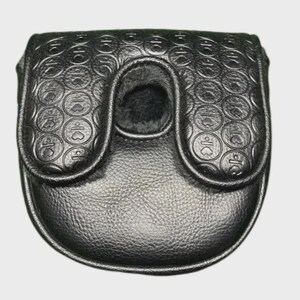 以下が含まれることがあります： 黒い革製のゴルフパターカバー。 フラップ開閉式で、クラブのシンボルを含む円の繰り返し模様がエンボス加工されています。 内側は柔らかく暗い素材で裏打ちされています。