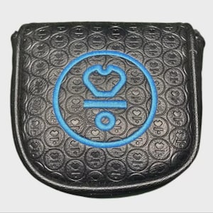 以下が含まれることがあります： 青い刺繍デザインの黒いゴルフパターカバー。カバーには円とハートのテクスチャパターンがあります。青いデザインは王冠、水平線、円が特徴です。カバーは耐久性のある素材で作られています。