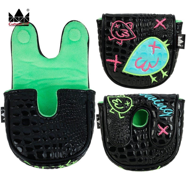 K&ouml;nnte beinhalten: Schwarze Golf-Putter-H&uuml;llen mit Krokodiltextur und gr&uuml;nem Innenraum. Eine H&uuml;lle zeigt ein Vogeldesign mit rosa und blauen Akzenten. Eine andere H&uuml;lle hat das Wort "swinging" in Blau. Die H&uuml;llen haben einen Magnetverschluss.