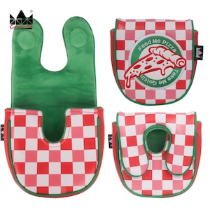 K&ouml;nnte beinhalten: Golfschl&auml;gerhauben mit rot-wei&szlig;em Karomuster, gr&uuml;nen Akzenten und dem Text "Feed Me Pizza, Take Me Golfin". Die Hauben haben eine Pizza-Scheiben-Grafik und werden von Craftsman Golf hergestellt.