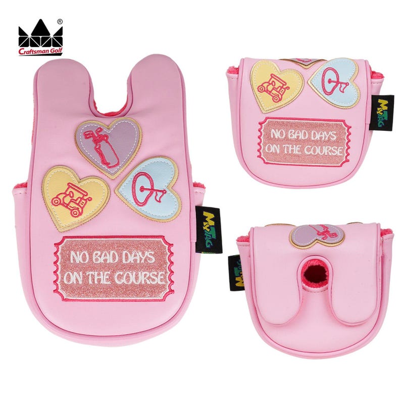 K&ouml;nnte beinhalten: Rosa Golfschl&auml;gerhauben mit herzf&ouml;rmigen Aufn&auml;hern mit Golfmotiven. Die Hauben tragen den Text "NO BAD DAYS ON THE COURSE". Hergestellt von Craftsman Golf.