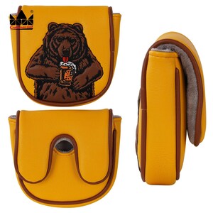 K&ouml;nnte beinhalten: Gelbe Golfschl&auml;gerhaube mit einer braunen B&auml;r-Grafik, die einen Bierkrug h&auml;lt. Die Haube hat braune R&auml;nder und ein weiches graues Innenfutter. Das Craftsman Golf Logo ist sichtbar.
