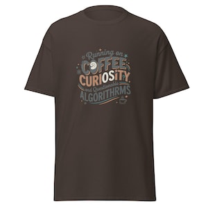 Peut inclure: T-shirt marron foncé avec l'inscription "Running on Coffee, Curiosity, and Questionable Algorithms" dans une police fantaisiste et colorée. Le design comprend des illustrations de tasses à café et d'étoiles.
