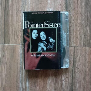 Op de afbeelding: Een muziekcassette van de Pointer Sisters. De albumhoes toont een foto van de Pointer Sisters met de tekst "Pointer Sisters" en "only sisters can do that". De cassette zit in een doorzichtige plastic hoes.