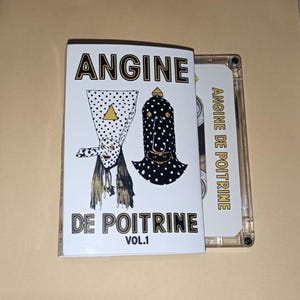 Könnte beinhalten: Eine Kassette mit weißem Cover. Auf dem Cover steht "ANGINE" und "DE POITRINE VOL.1", sowie Illustrationen von zwei Figuren mit Punkten und goldenen Details. Das Kassettengehäuse ist transparent.