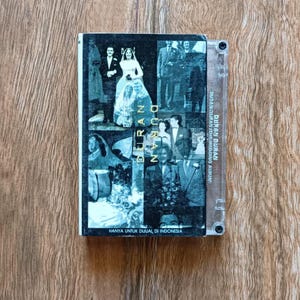 Puede incluir: Un casete de Duran Duran con un collage de imágenes en blanco y negro, incluidas fotos de bodas. La carcasa del casete es de plástico transparente. El texto en la portada incluye "Duran Duran" y "Hanya untuk dijual di Indonesia."