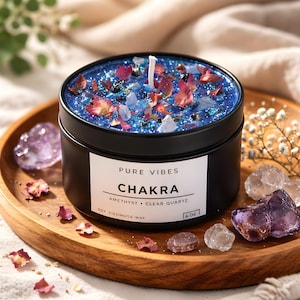 Chakra Kerze mit Kristallen und Kräutern | Absichts- und Energiekerze | Amethyst & Rosenquarz | Duftkerze aus der Blechdose | Lange Brenndauer