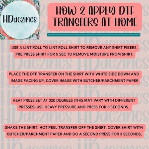 Op de afbeelding: Een gids getiteld "HOW 2 APPLY DTF TRANSFERS AT HOME" met instructies op een roze achtergrond. De stappen omvatten het gebruik van een pluizenroller, voorpersen, het plaatsen van de transfer, heet persen op 160 graden Celsius en een tweede persing.