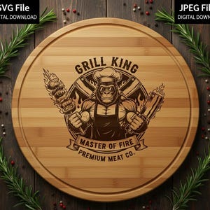 Könnte beinhalten: Ein rundes Holzschneidebrett mit einem geschnitzten Design, das einen Gorilla-Koch mit einem Spieß und einem Hackbeil zeigt. Der Text lautet "GRILL KING", "MASTER OF FIRE" und "PREMIUM MEAT CO.". Enthält den Text "SVG File DIGITAL DOWNLOAD" und "JPEG File DIGITAL DOWNLOAD".