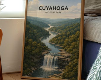 Könnte beinhalten: Ein gerahmter vertikaler Wandkunstdruck mit einer Landschaftsillustration des Cuyahoga-Nationalparks. Das Bild zeigt einen gewundenen Fluss, der durch einen dichten grünen Wald zu einem Wasserfall fließt, mit dem Text CUYAHOGA NATIONAL PARK oben.