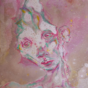 Könnte beinhalten: Abstrakte Aquarellmalerei mit einem surrealen Porträt. Das Kunstwerk zeigt ein Gesicht mit großen Augen und eine kleine Figur an der Seite. Die Farbpalette umfasst Rosa-, Grün- und Gelbtöne mit einem strukturierten, blasenartigen Effekt.