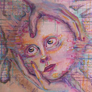Pode incluir: Pintura abstrata em aquarela de um rosto com mãos tocando-o suavemente. O rosto é pintado com tons quentes de rosa, laranja e amarelo, com olhos e lábios detalhados. As mãos também são pintadas em tons de rosa e roxo, com unhas visíveis. O fundo tem um padrão de grade.