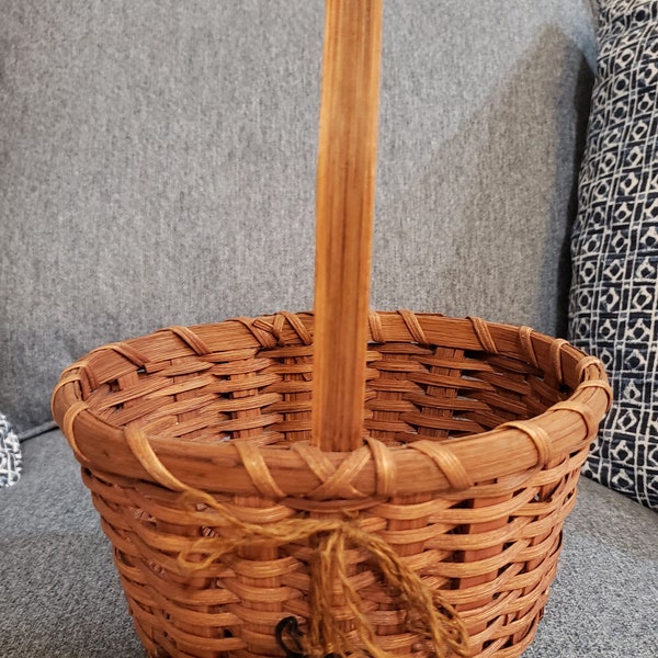 Basket with apple decoration and handle